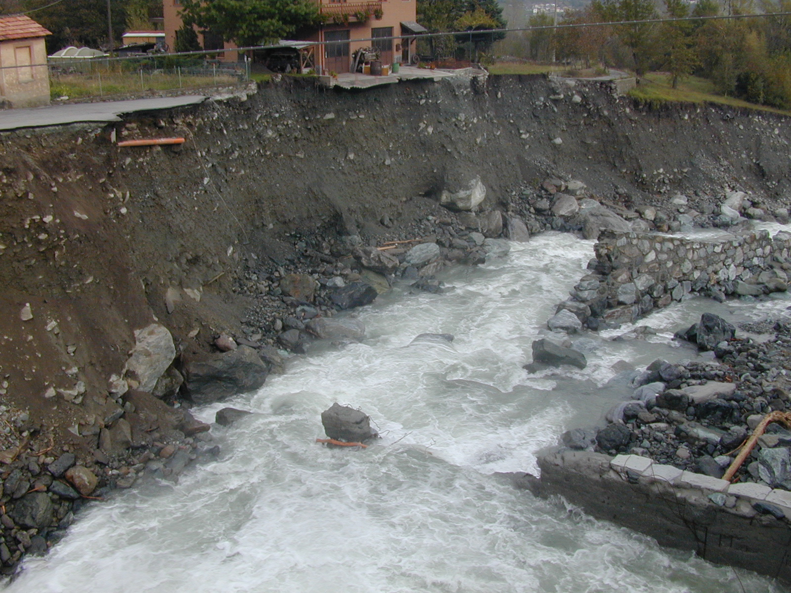 acqua dopo smottamento5.jpg